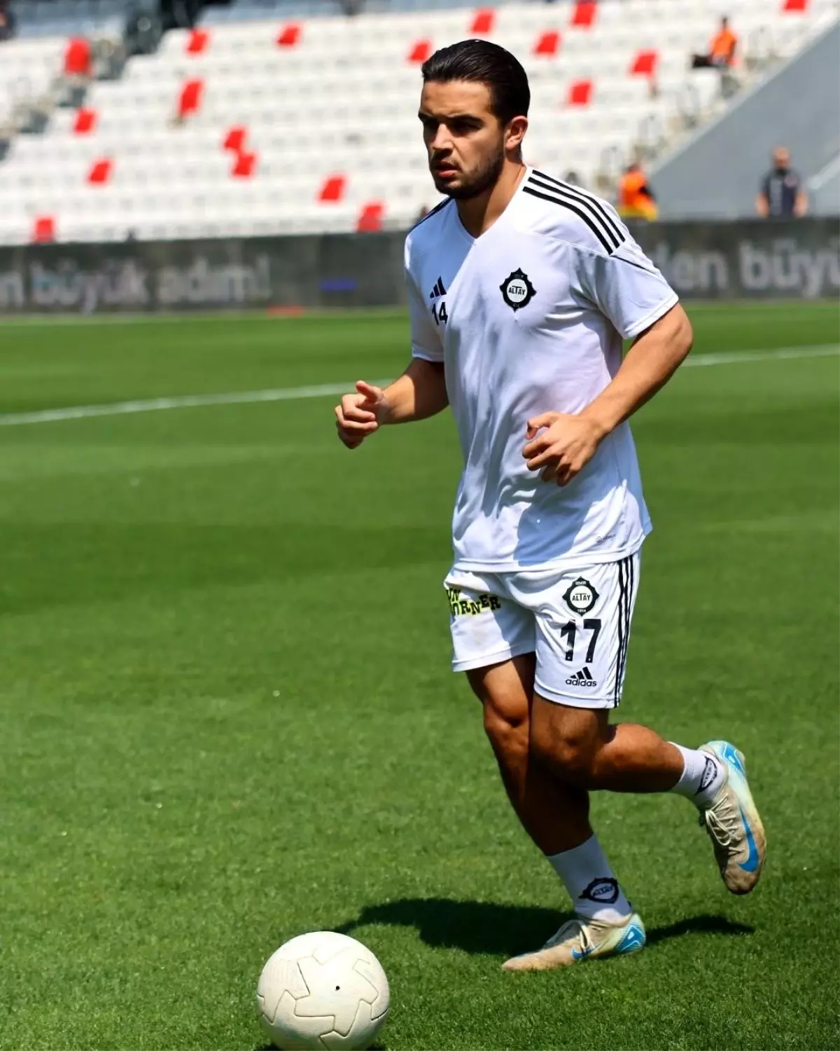 altay-emre-tangeldi-ile-profesyonel-kontrat-imzalamakta-zorlaniyor-1MDn3KjO.jpg