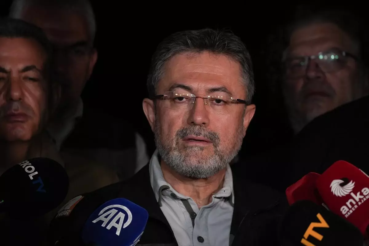 bakan-yumakli-ulke-genelinde-yanginlarla-cabayi-takip-ediyor-tniG8biw.jpg