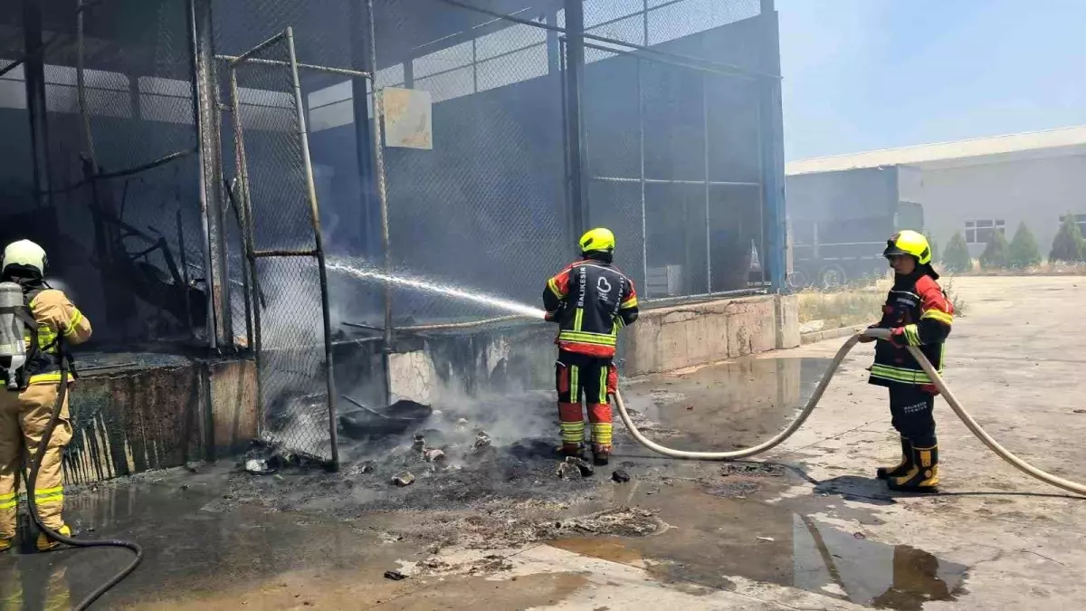 balikesir-toptanci-halinde-yangin-cikti-AhmtvmOu.jpg