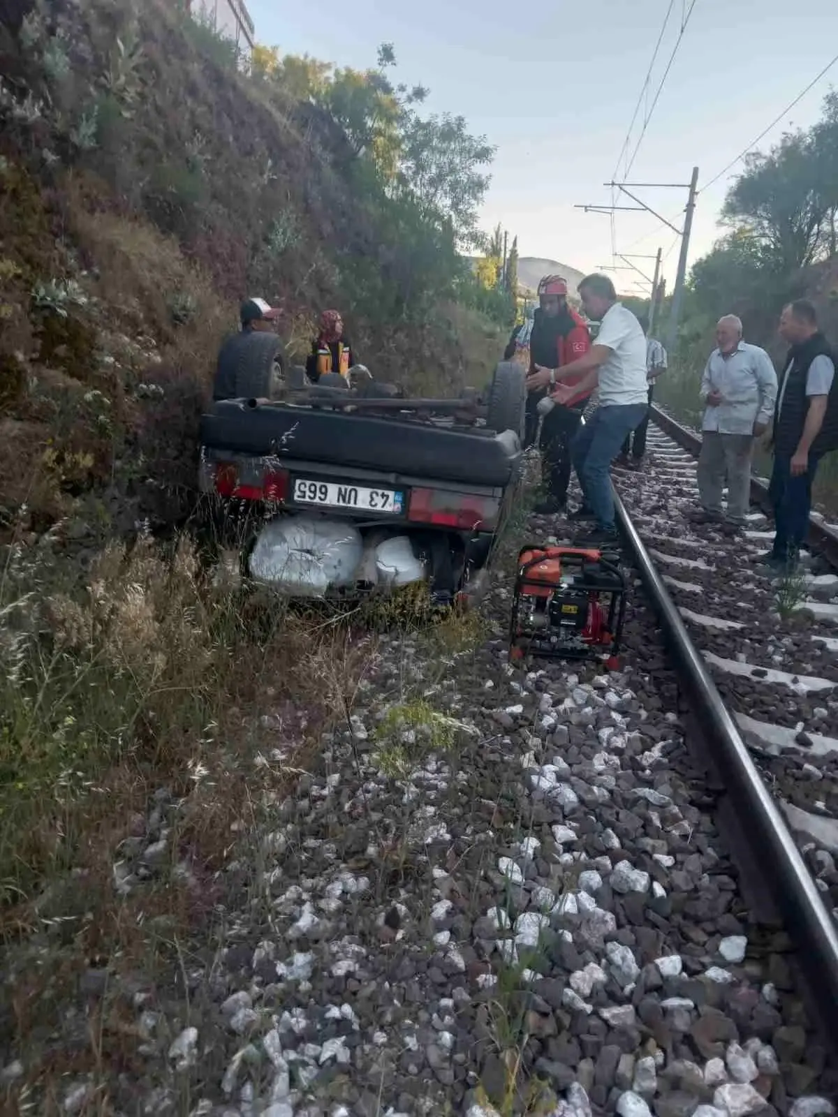 balikesirde-araba-tren-yoluna-uctu-OmFidqU1.jpg