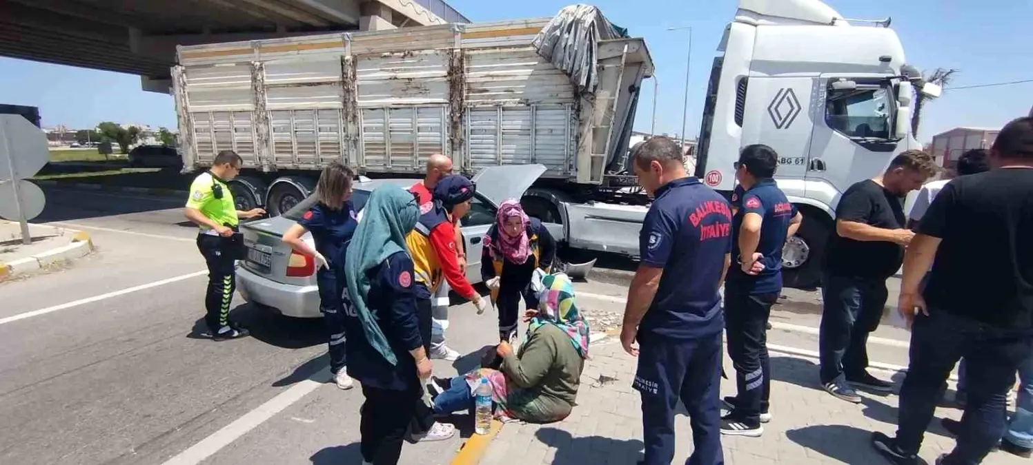 balikesirde-korozman-kavsaginda-trafik-kazasi-2-yarali-zdXhBdrl.jpg