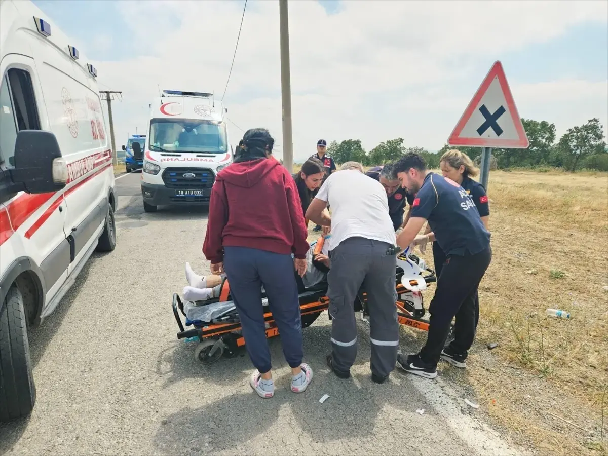 balikesirde-motosiklet-kazasi-dede-ve-iki-torunu-yaralandi-puV1epJp.jpg