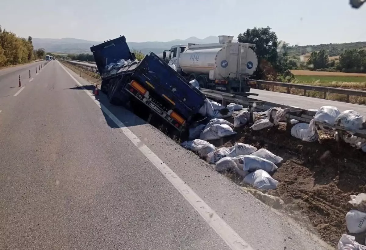 balikesirde-tir-kazasi-materyaller-yola-sacildi-cXgPO1vt.jpg