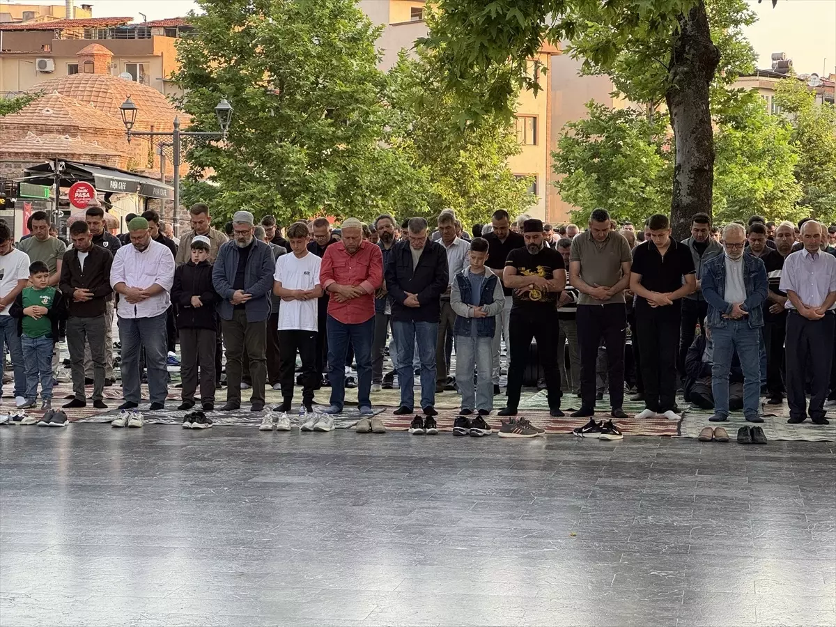 bursa-ve-etraf-vilayetlerde-kurban-bayrami-namazi-kilindi-QavF6Qln.jpg