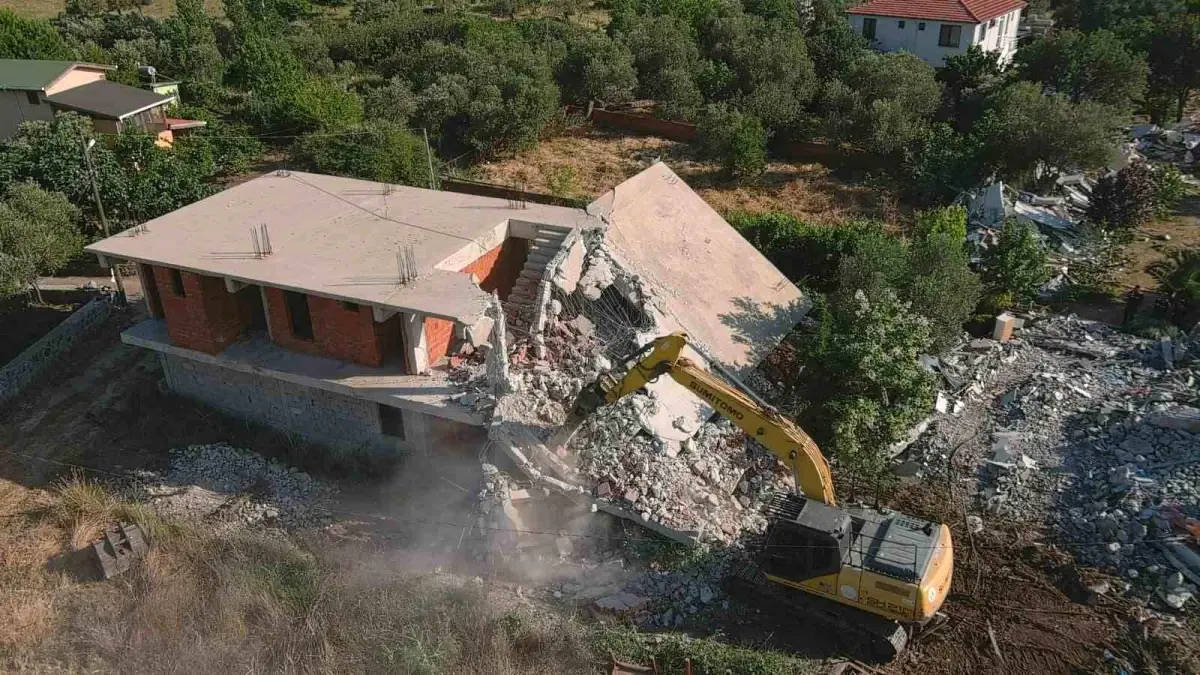 canakkale-ayvacikta-52-kacak-yapi-yikildi-UsHC3ub2.jpg
