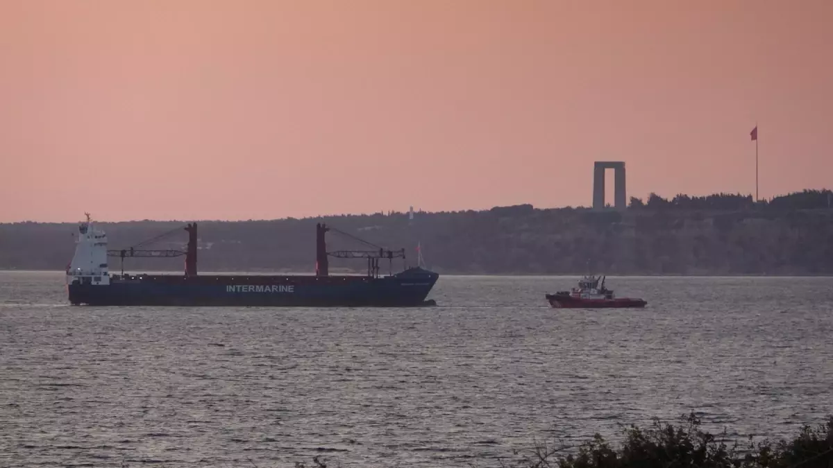 canakkale-bogazinda-yuk-gemisinde-yangin-zF5gOmJ9.jpg