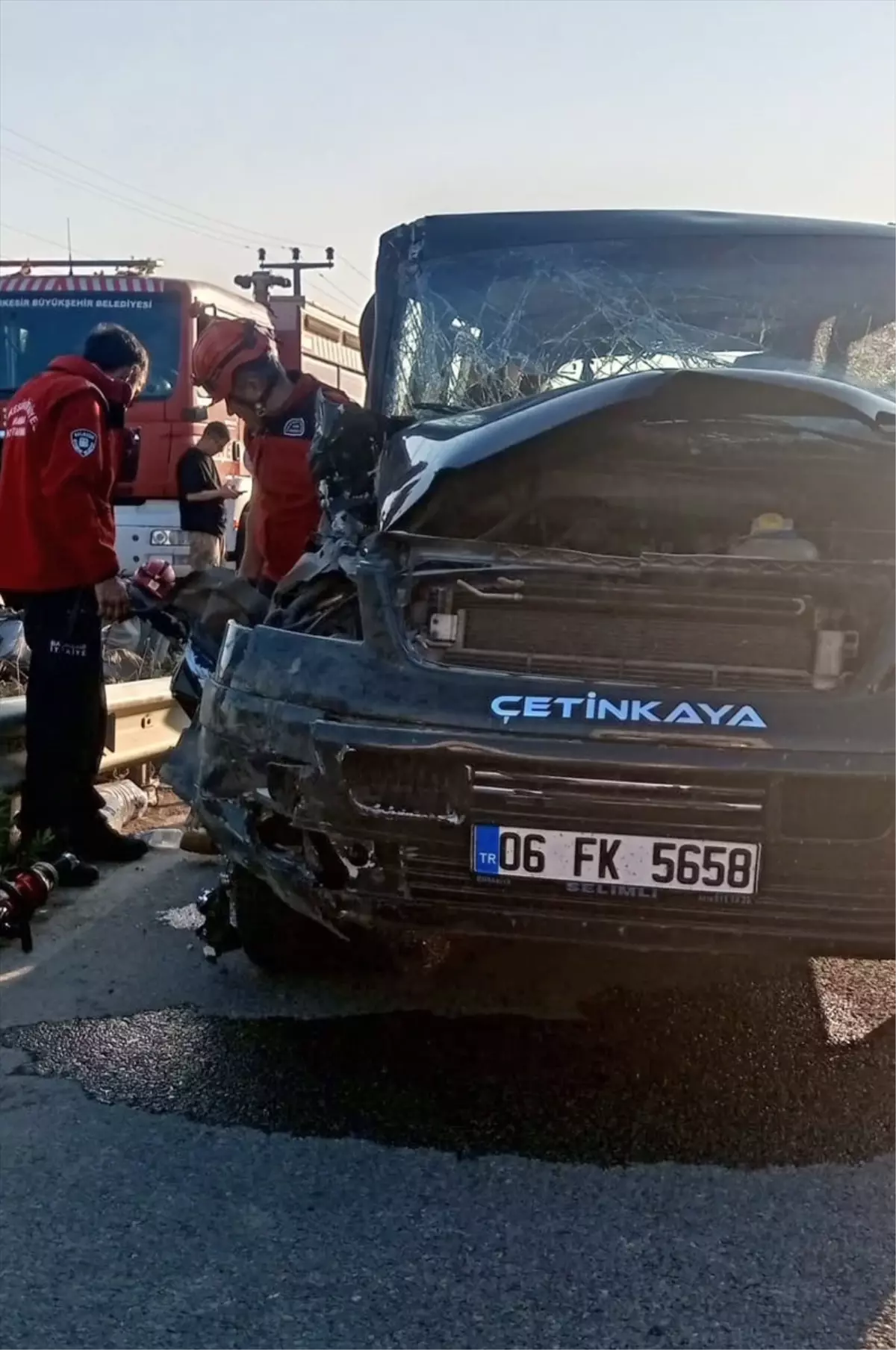 edremitte-minibus-ile-tomruk-yuklu-kamyon-carpisti-6-yarali-JU7M9msK.jpg