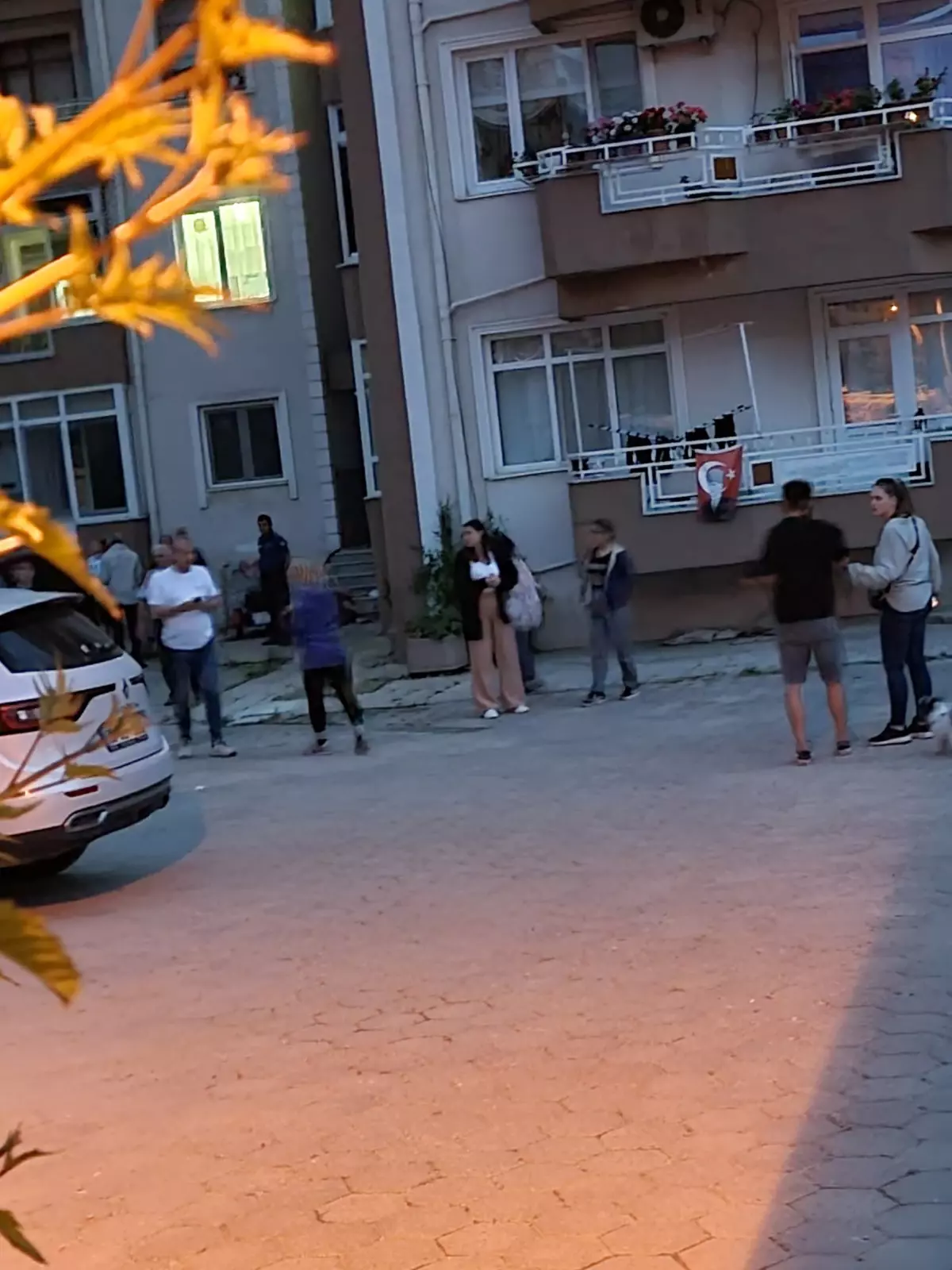 geliboluda-cam-silme-sirasinda-dusen-bayan-hayatini-kaybetti-PnzUvPYc.jpg