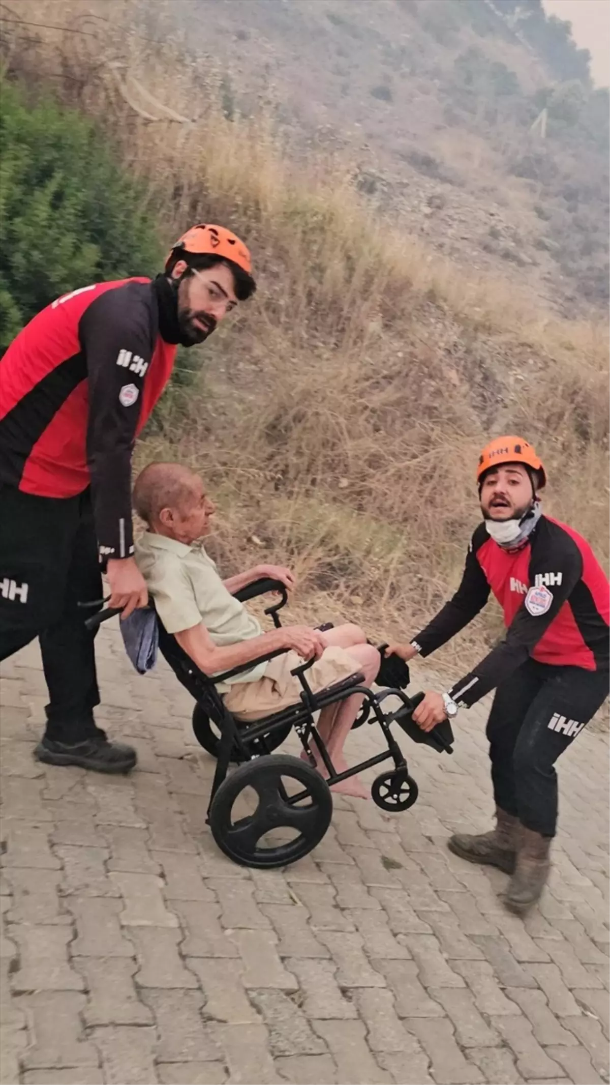 ihh-arama-kurtarma-grubu-orman-yangininda-engelli-vatandasi-kurtardi-pYuLibrO.jpg