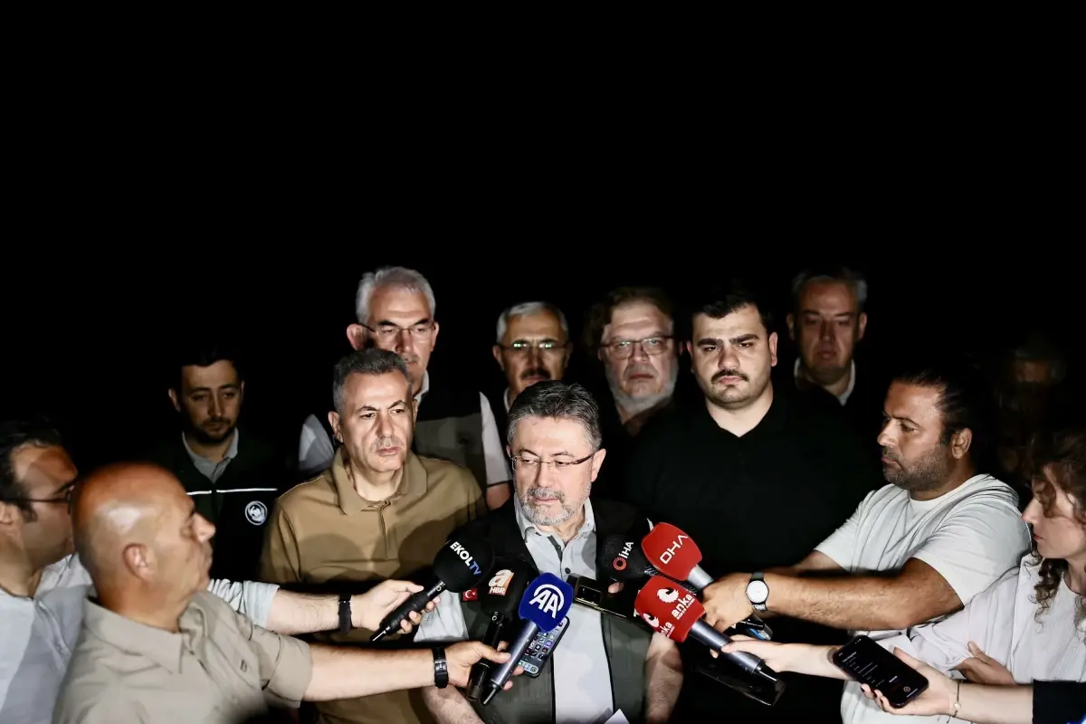 izmirde-2-baska-noktada-orman-yangini-7-2uy7cKkk.jpg