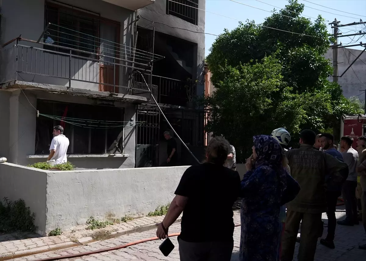 izmirde-apartmanda-yangin-iki-tup-patladi-bir-genc-kiz-kurtarildi-bmgPFRwF.jpg