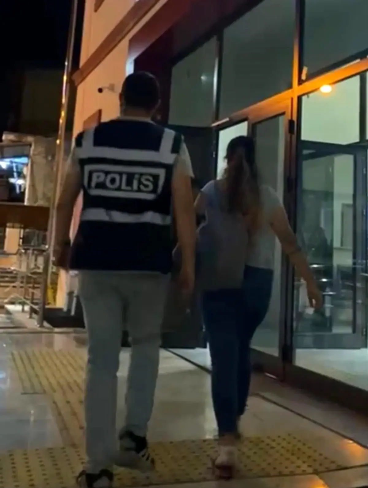 izmirde-aranan-iki-hukumlu-yakalandi-mhJ7Dc5T.jpg