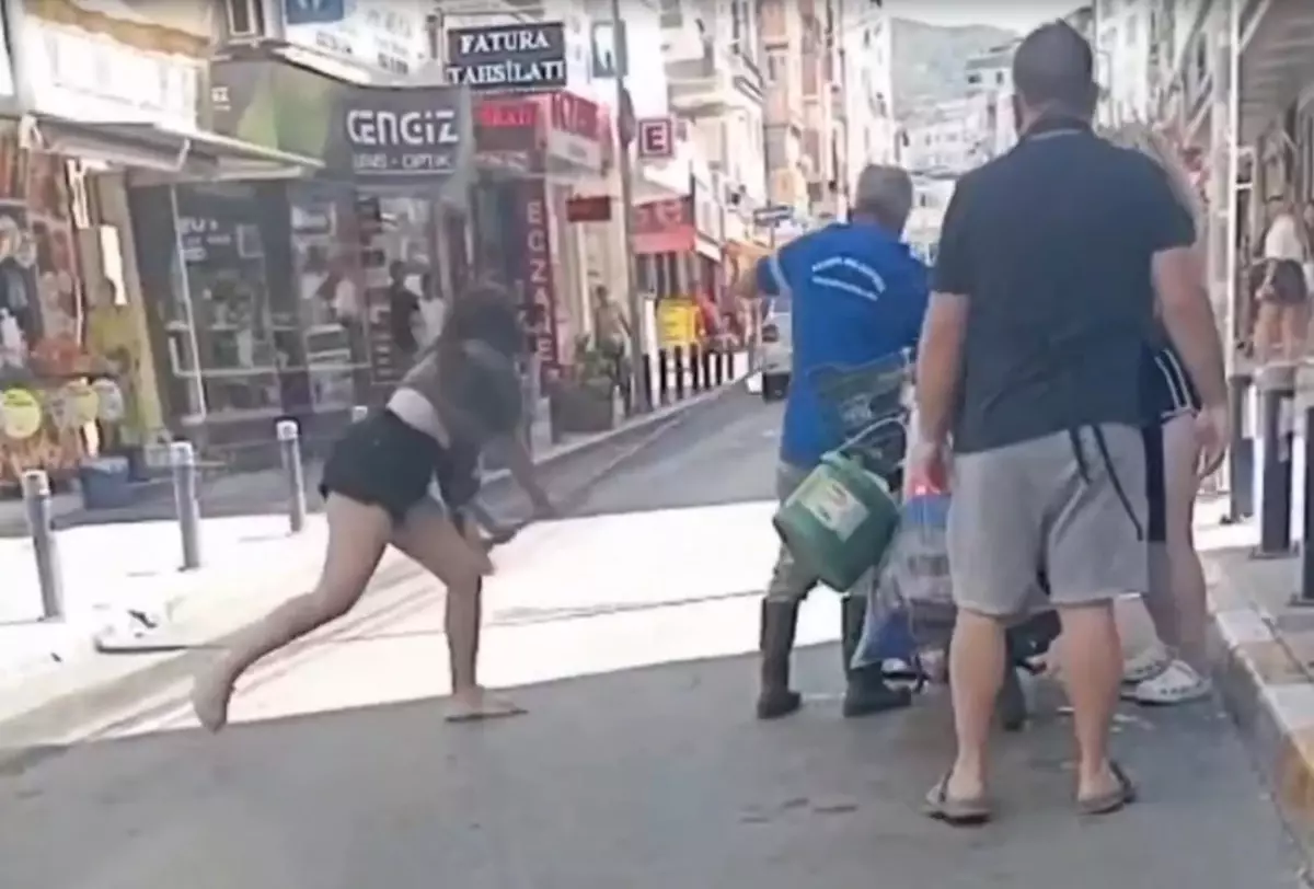 izmirde-belediye-calisanina-akin-iki-genc-tutuklandi-wsyUt9s8.jpg