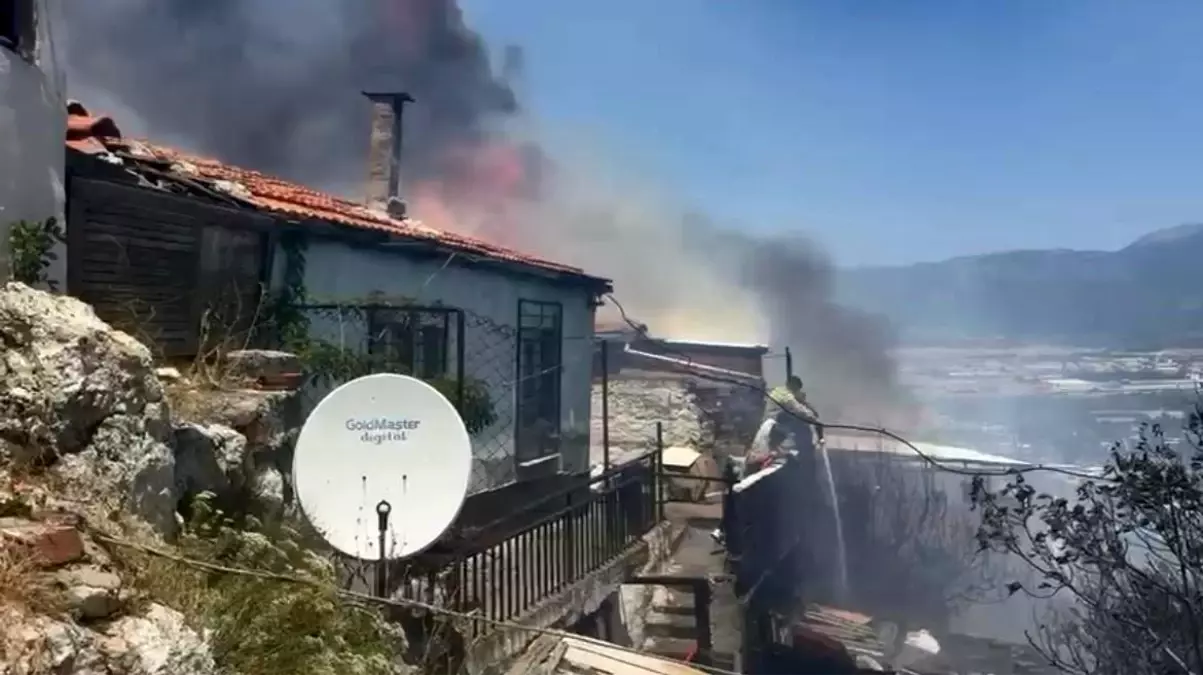 izmirde-denetimden-cikan-yanginda-mesken-ve-depo-alev-alev-yandi-ctRzWjke.jpg