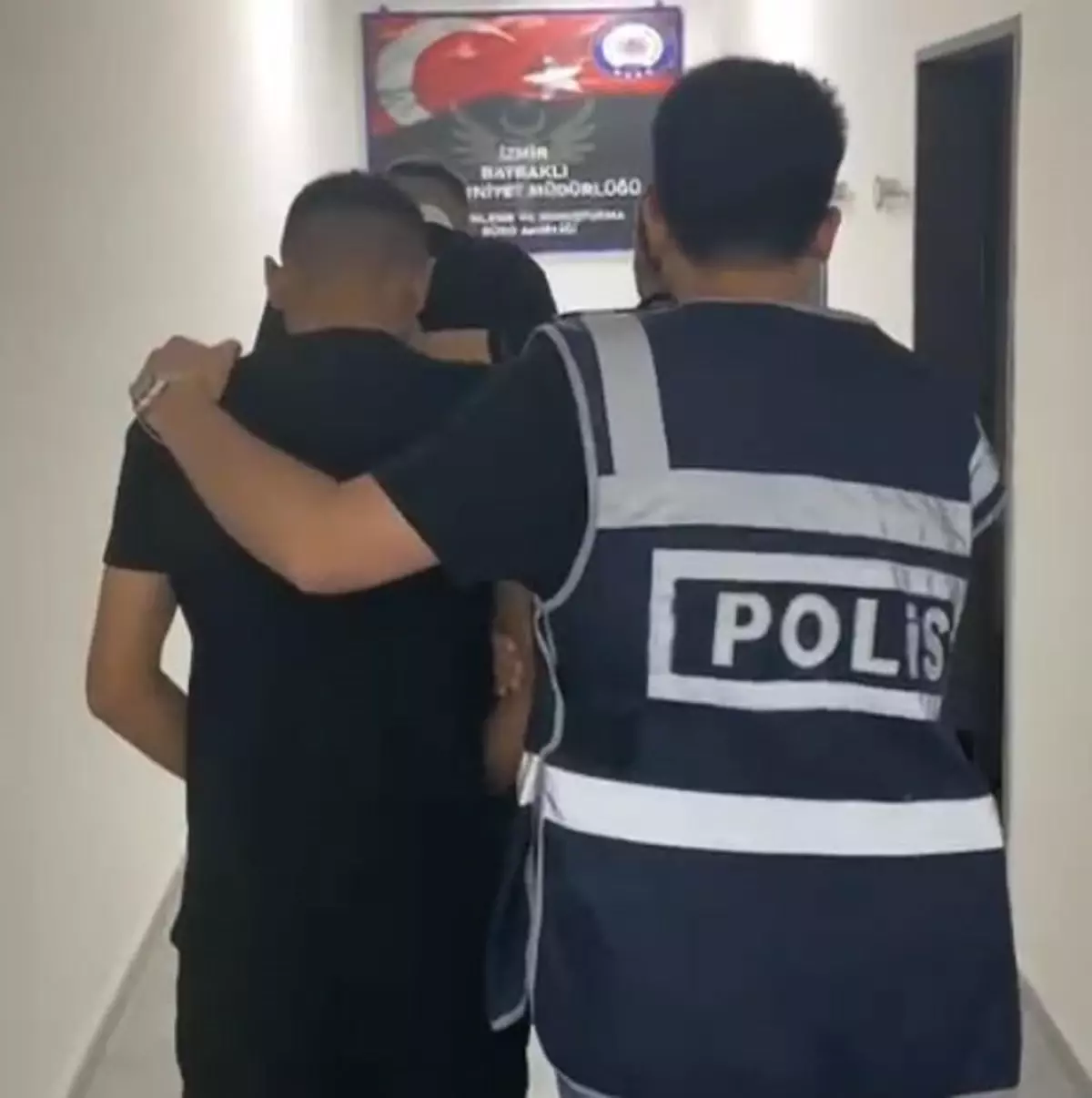 izmirde-dugun-oncesi-silah-operasyonu-4-gozalti-F2LmZhGe.jpg