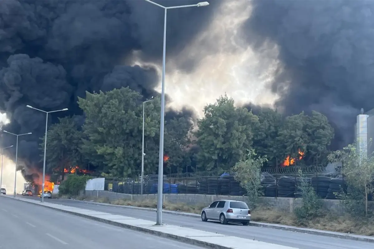 izmirde-fabrika-yangini-patlamalar-yasandi-hastane-tahliye-edildi-it27JEuG.jpg