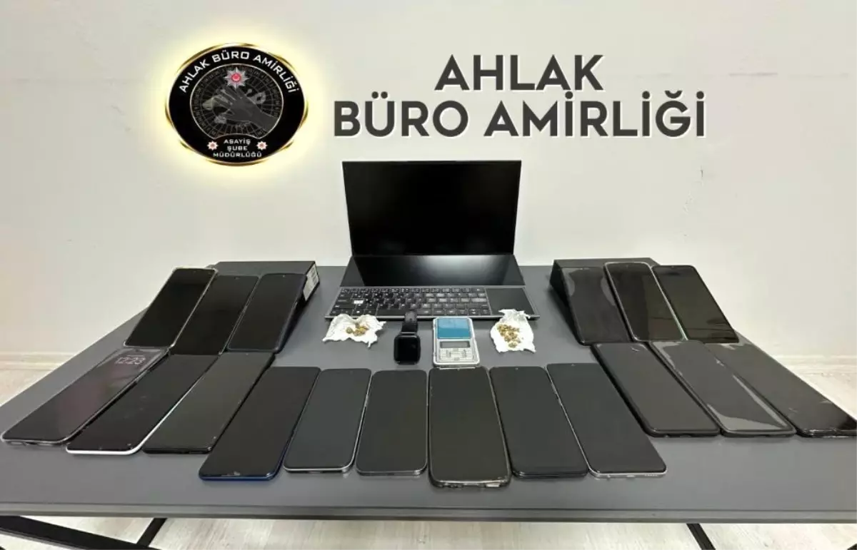 izmirde-fuhus-operasyonu-59-bayan-kurtarildi-14-kuskulu-gozaltina-alindi-KJHwvEaT.jpg