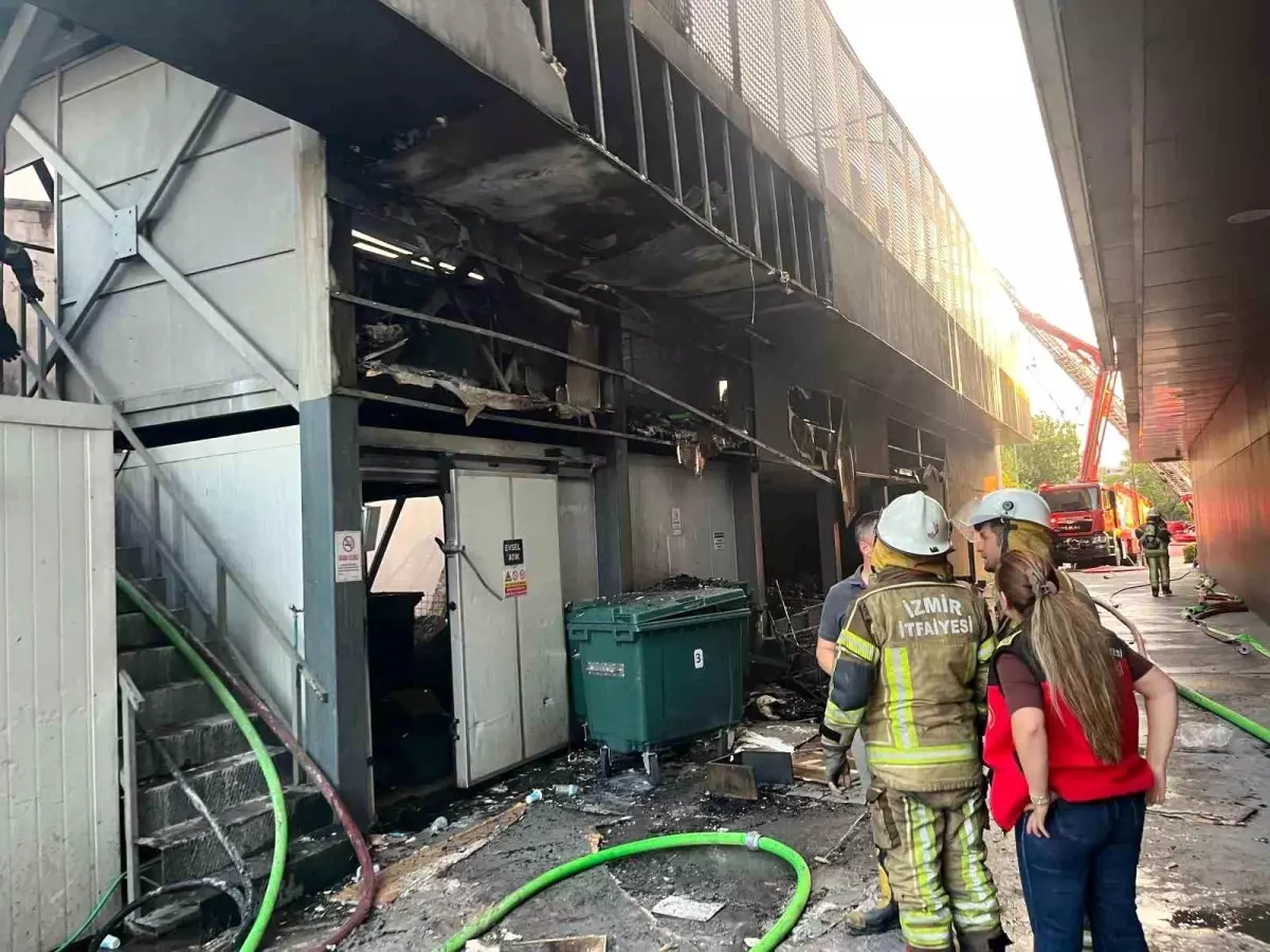 izmirde-insaat-deposunda-yangin-hastalar-tahliye-edildi-a1YJARjO.jpg