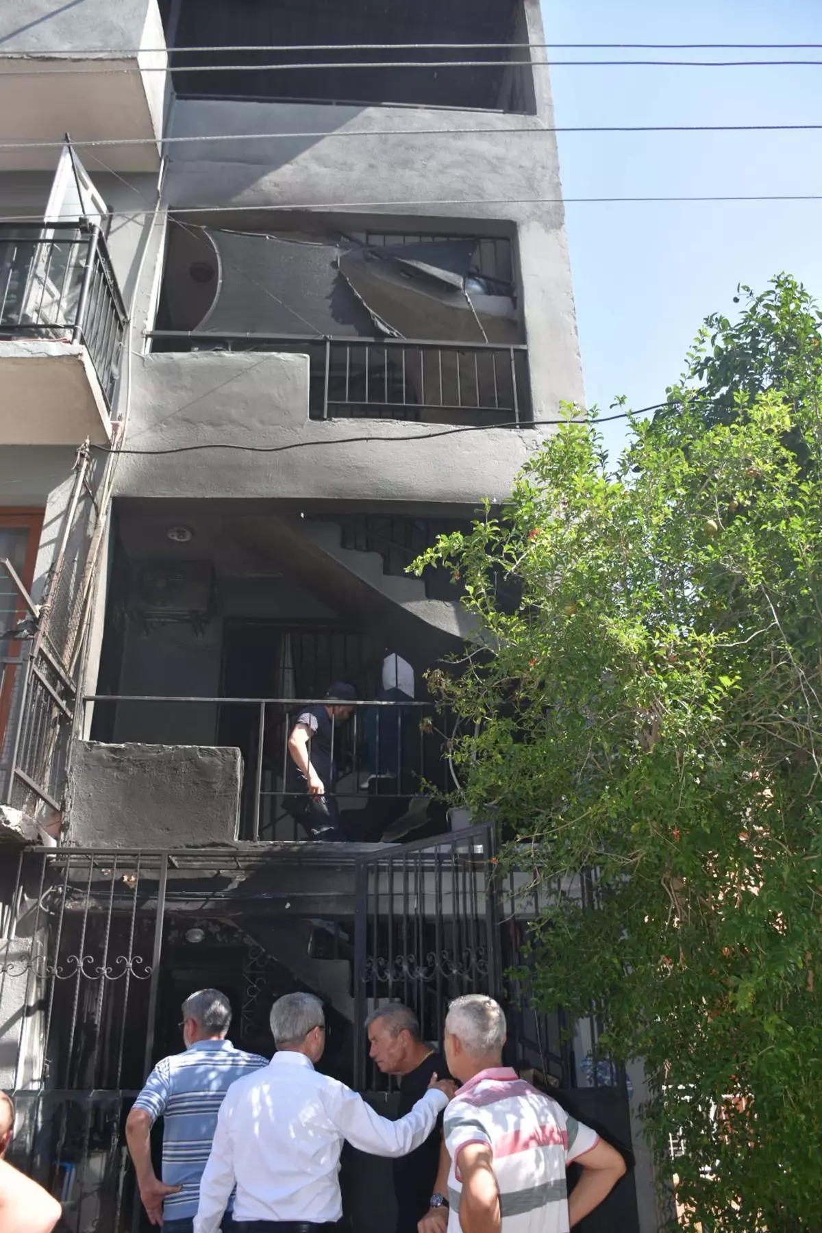 izmirde-yangin-panigi-mahalleli-genc-kizi-kurtardi-UiAPRgIQ.jpg