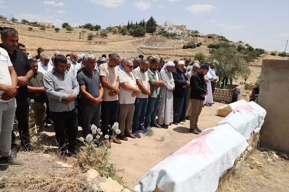 izmirdeki-trafik-kazasinda-hayatini-kaybeden-kardesler-mardinde-defnedildi-KTjBWwBm.jpg