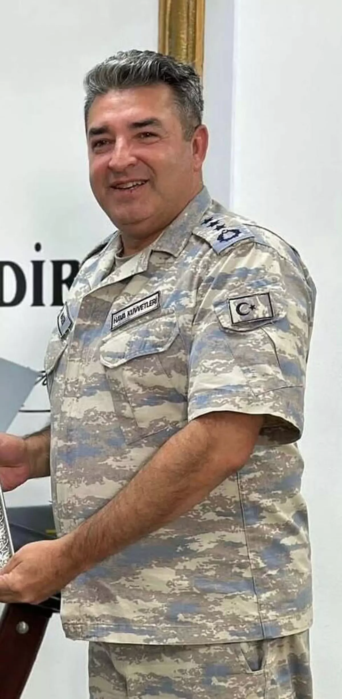 libyada-sehit-olan-albay-madenin-izmirdeki-babaevine-turk-bayraklari-asildi-2HjZx4pl.jpg