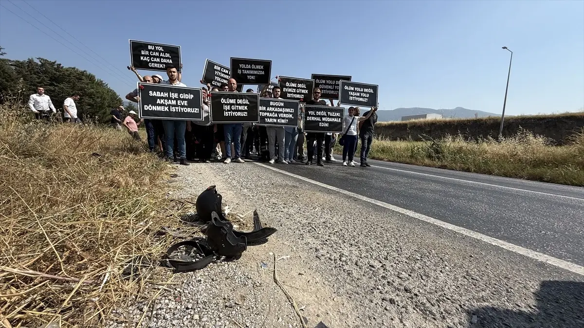 tirede-calisanlar-trafik-kazasinda-hayatini-kaybeden-arkadaslari-icin-hareket-duzenledi-cFdYU5Mc.jpg