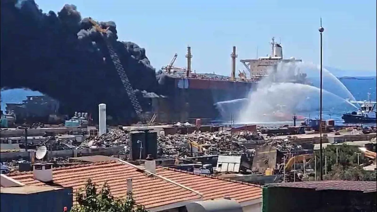 aliagadaki-gemi-sokum-alaninda-yangin-devam-ediyor-d8bk7dnR.jpg