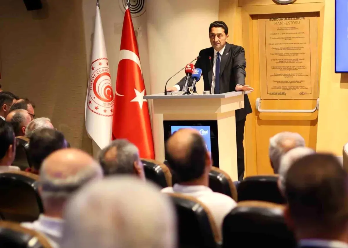 ayakkabi-yan-sanayicileri-dernegi-izmirde-adim-adim-donusum-toplantisi-duzenledi-cTDdmF7I.jpg