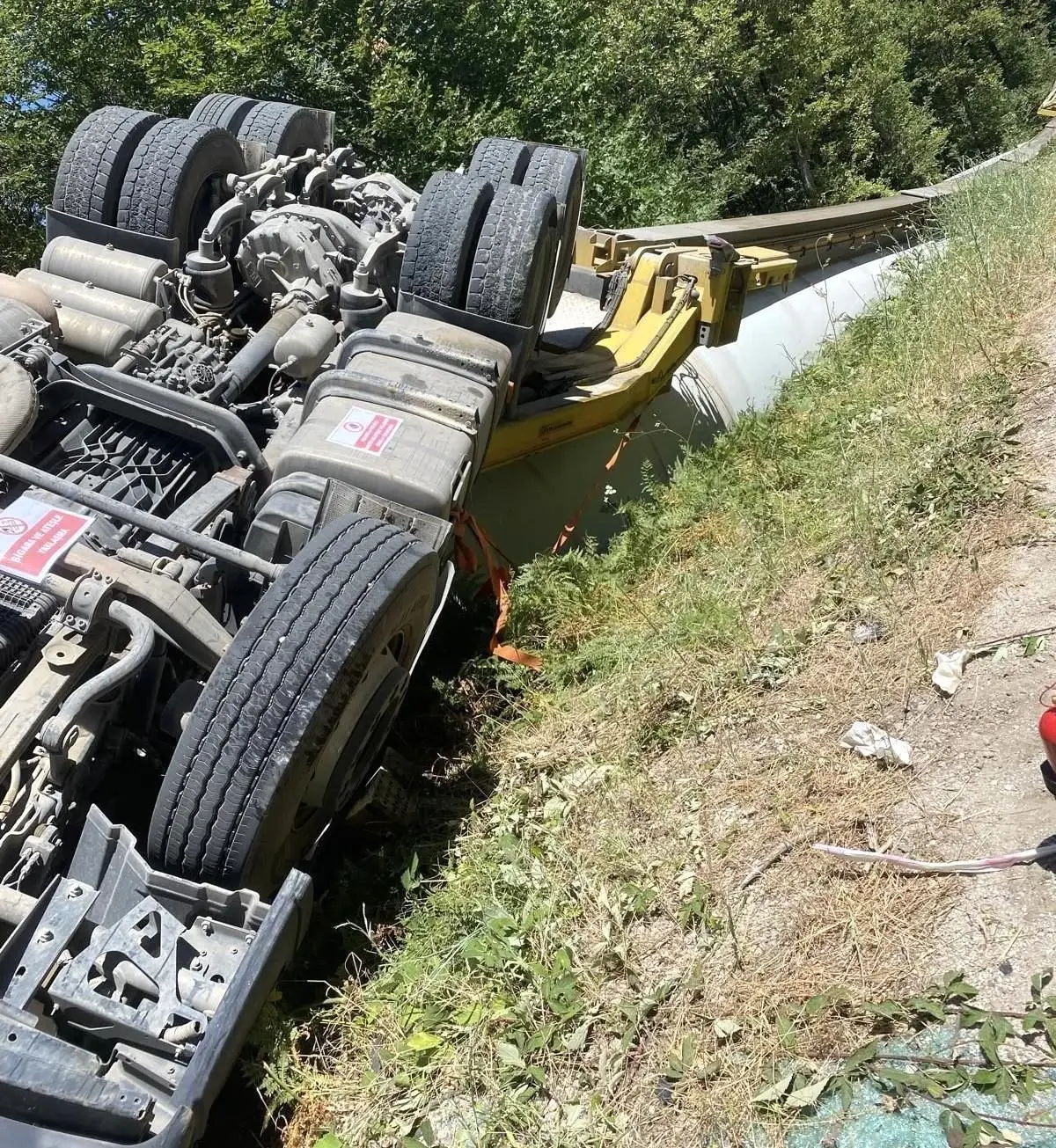 balikesirde-ruzgar-turbini-kanadi-tasiyan-tir-devrildi-2jsqEHAf.jpg