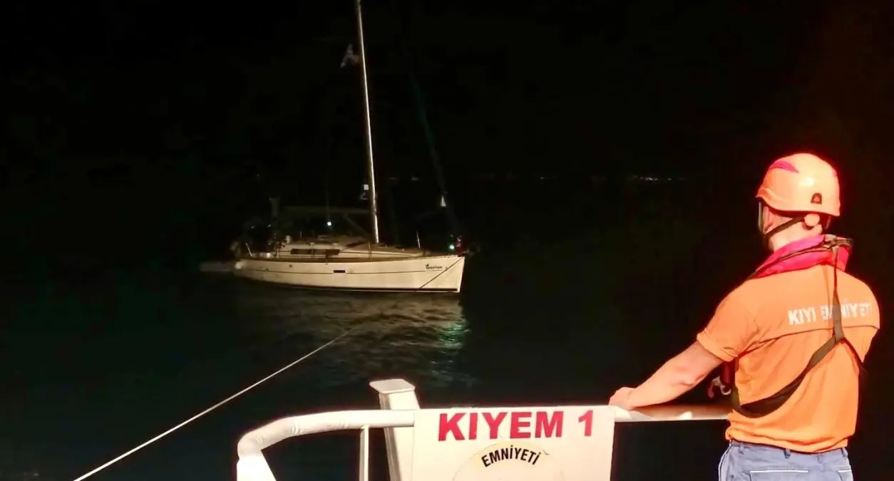 canakkale-bogazinda-arizalanan-tekne-kurtarildi-kG7FGDI3.jpg