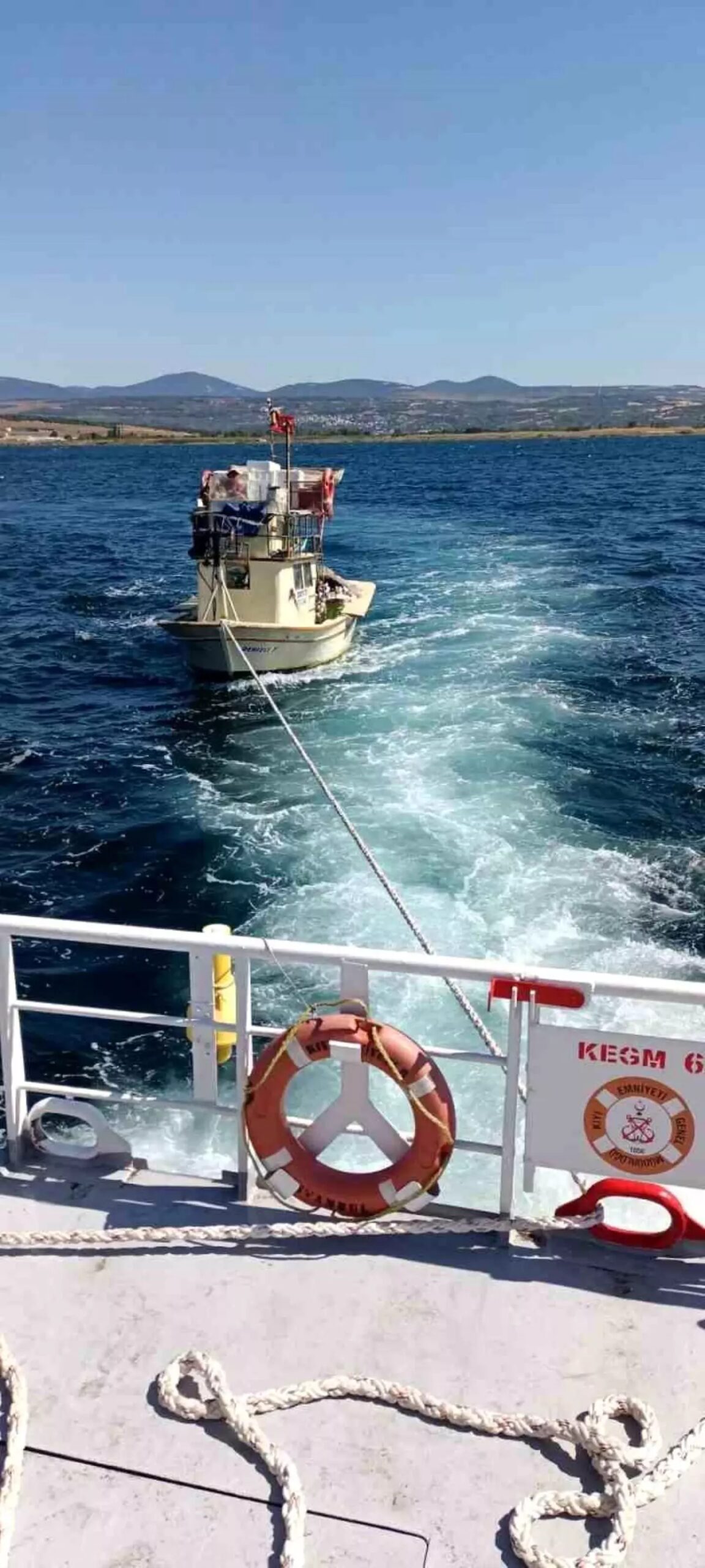canakkale-bogazinda-suruklenen-tekne-kurtarildi-7mkUGU2q.jpg