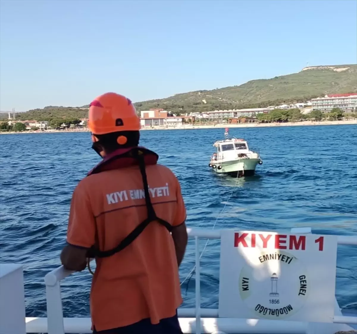 canakkale-bogazinda-suruklenen-tekne-kurtarildi-efgkttta.jpg