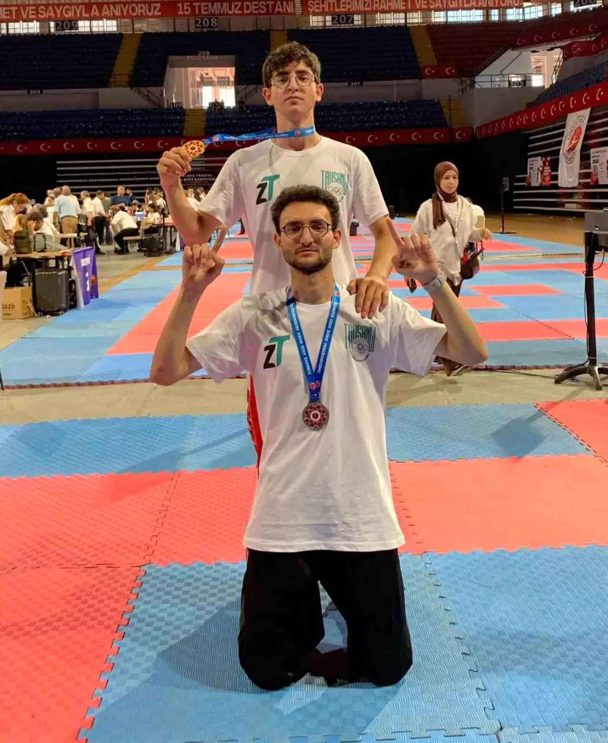 izmirde-kick-boks-sampiyonasinda-kardesler-muvaffakiyet-elde-etti-AqNC5ql6.jpg