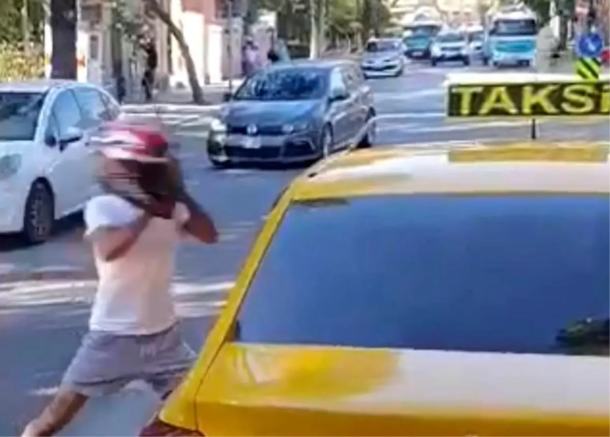 izmirde-trafikte-hengame-motosiklet-soforu-ve-taksi-surucusu-gozaltina-alindi-f8jMt9TC.jpg