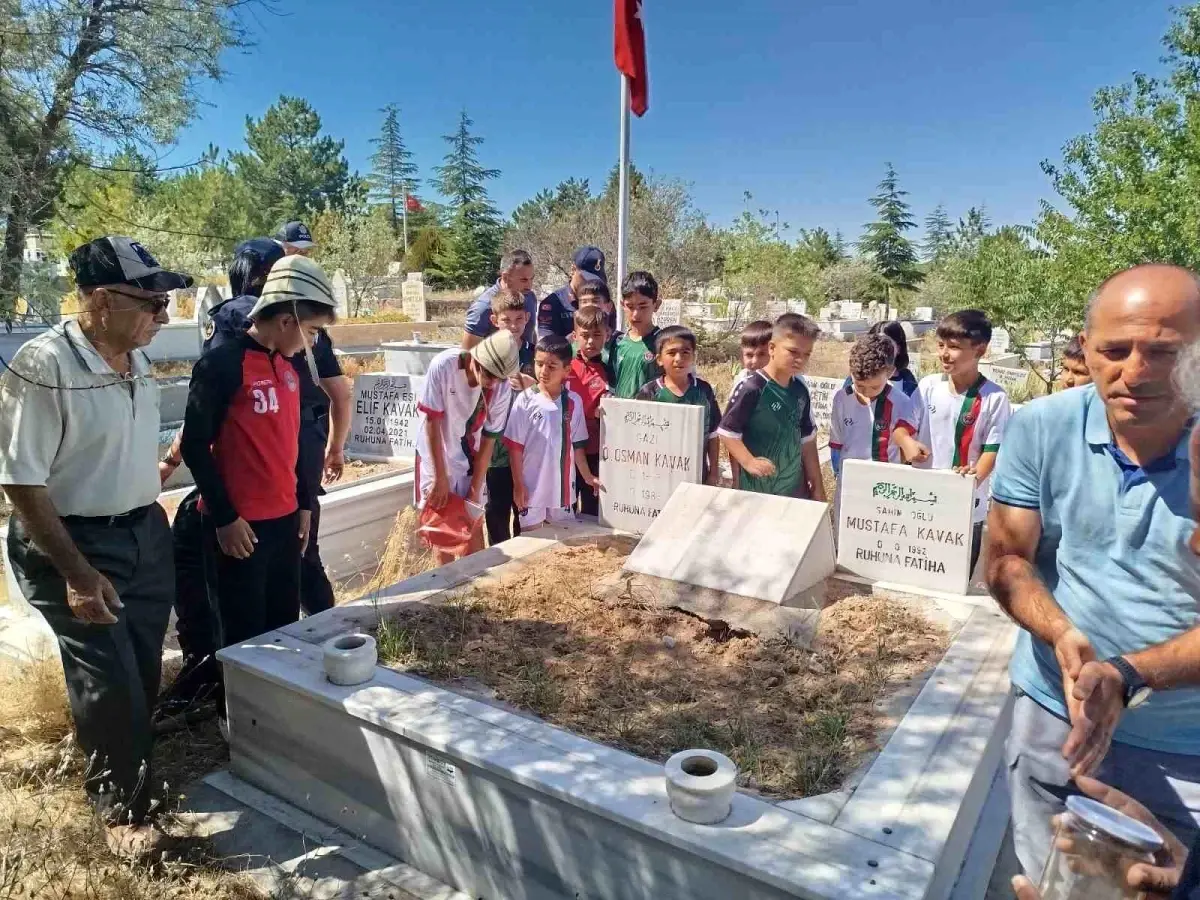 ogretmen-canakkaleden-getirdigi-topragi-gazilerin-mezarlarina-birakti-zqIeZLhU.jpg