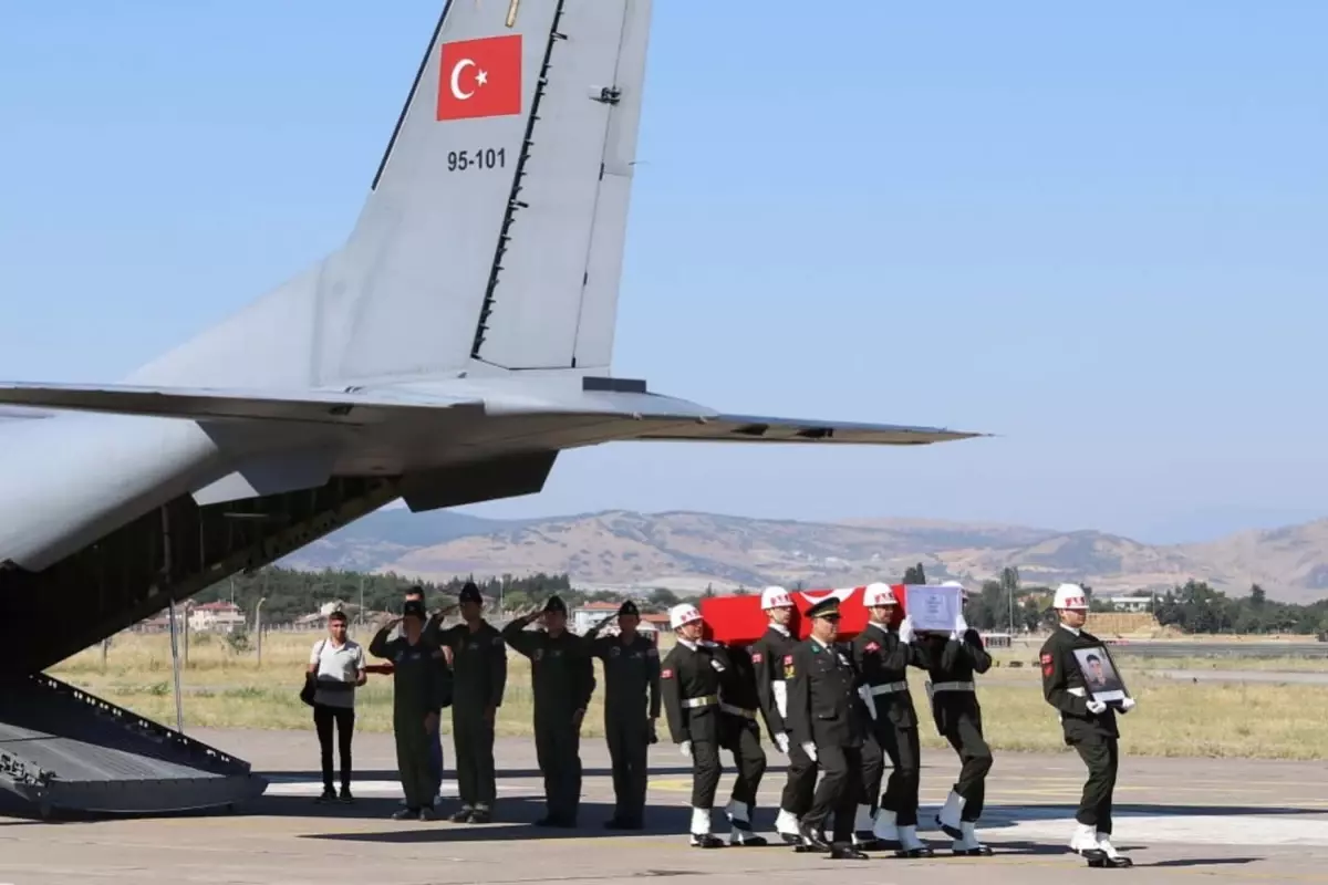 pence-kilit-operasyonunda-sehit-olan-askerin-cenazesi-balikesire-getirildi-LrY2YTSP.jpg