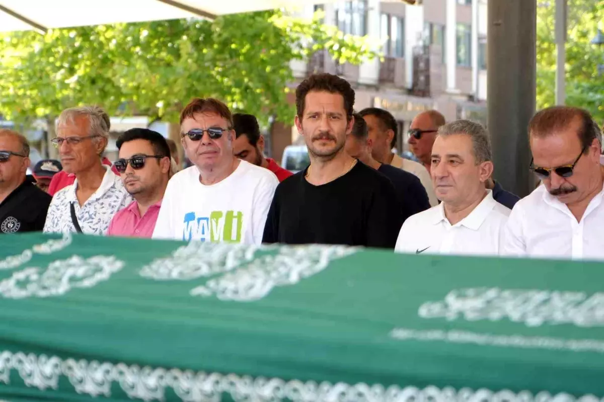 uraz-kaygilaroglu-dogum-gununde-dedesini-kaybetti-Rl8LamrV.jpg