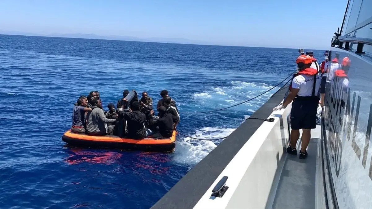 urla-aciklarinda-yunan-ogelerinden-kurtarilan-24-sistemsiz-gocmen-BFKUOiMr.jpg