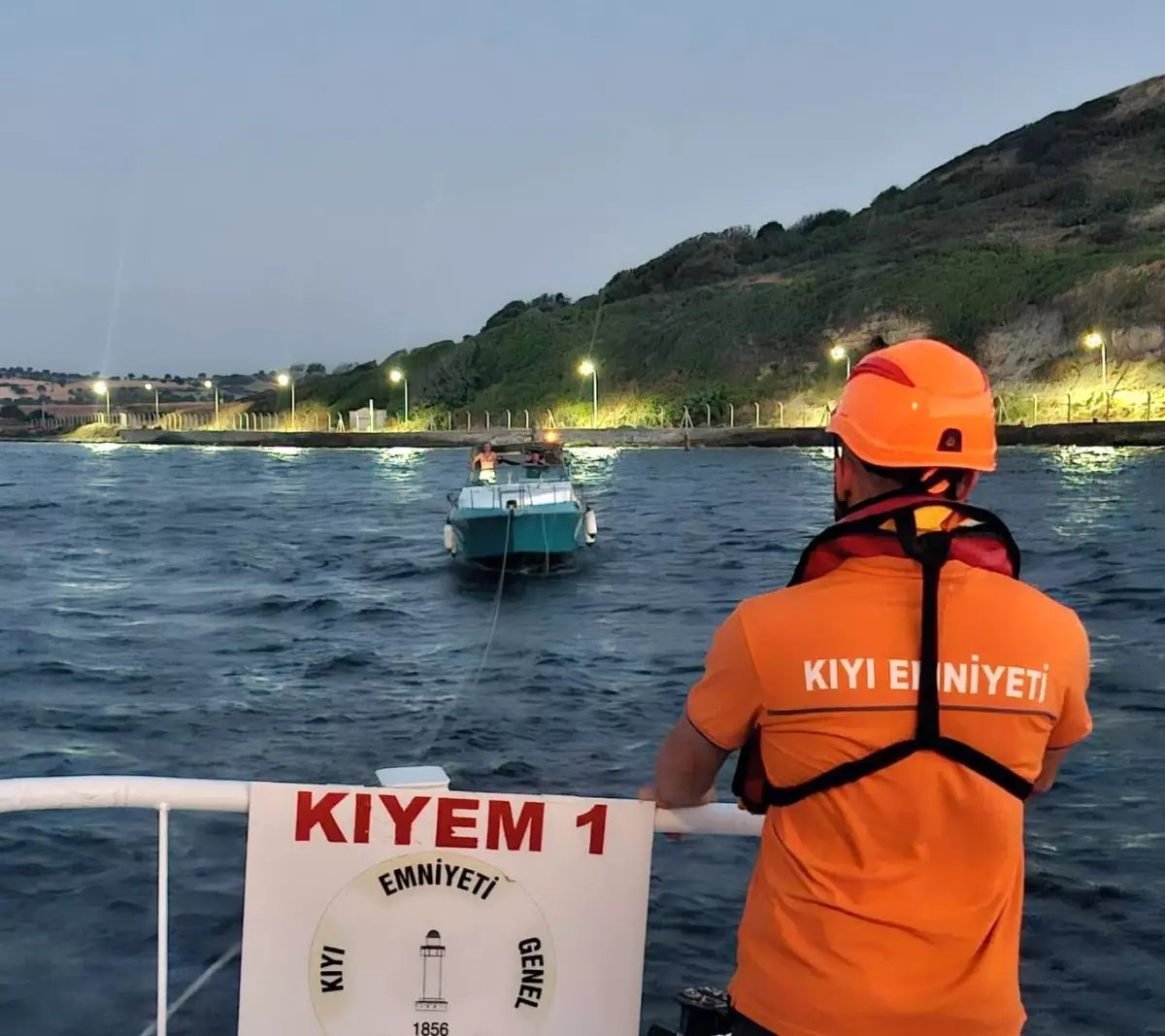 canakkale-bogazinda-suruklenen-tekne-kurtarildi-uRaWTIPx.jpg