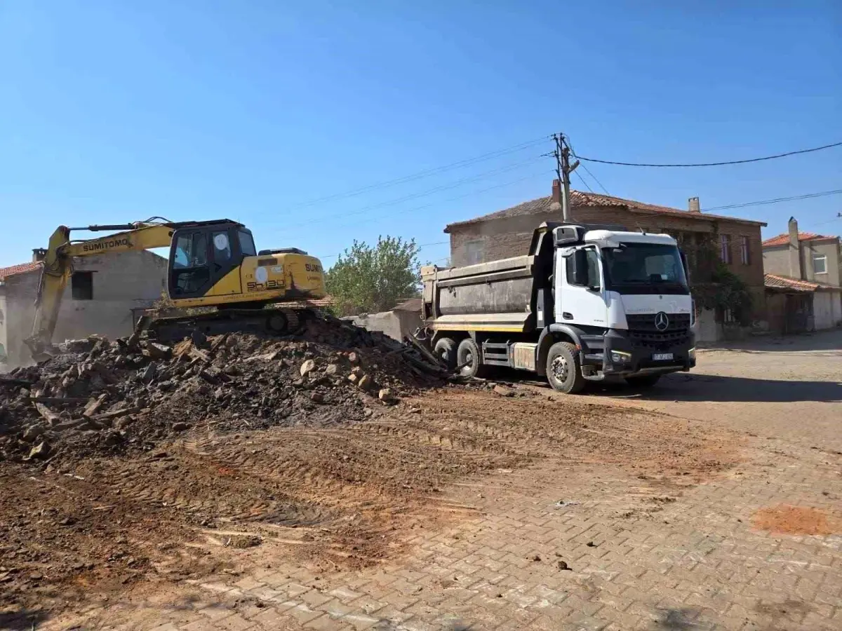 canakkalede-orman-yangini-sonrasi-konutlarin-enkazi-kaldiriliyor-CdPMTONV.jpg
