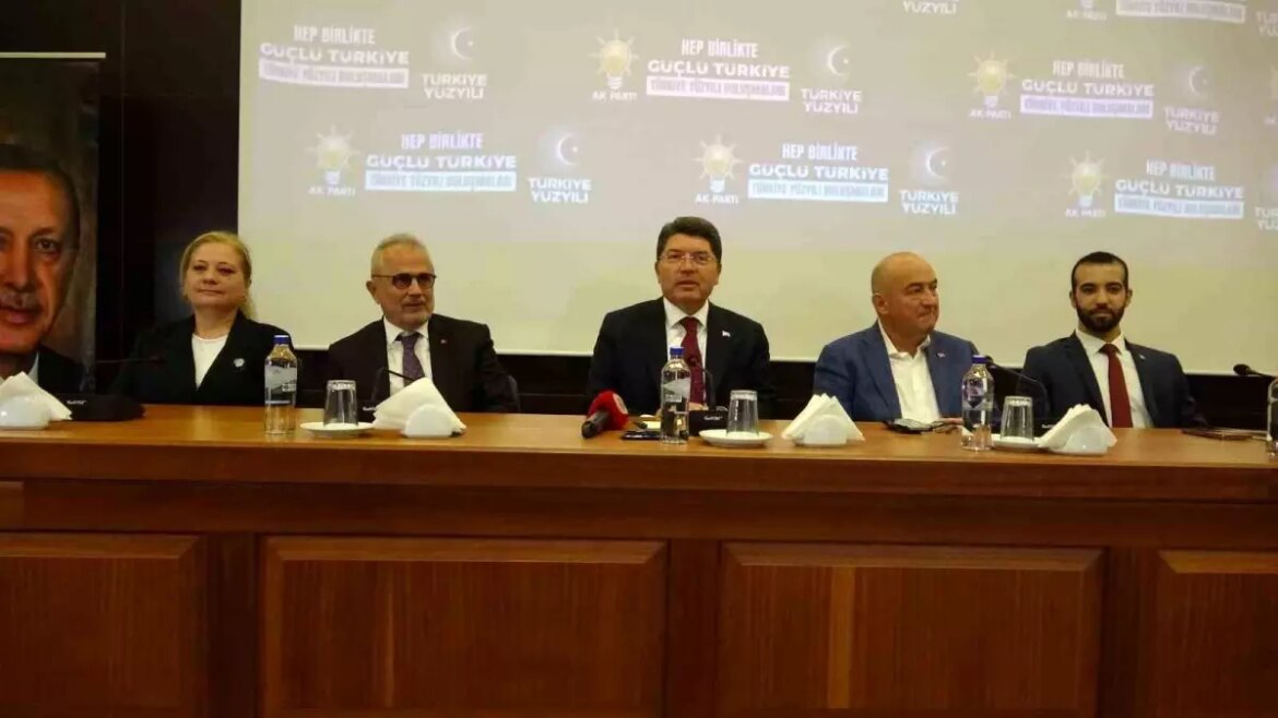 adalet-bakani-yilmaz-tunc-canakkalede-stk-temsilcileriyle-bir-ortaya-geldi-tcI6194S.jpg