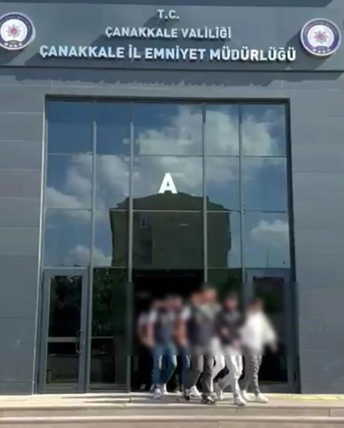 canakkalede-duzmece-rezervasyon-dolandiriciligi-5-kisi-tutuklandi-mB9Lnu59.jpg